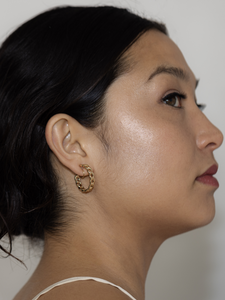 Elevate your look with our stylish gold link chain clip-on earrings. The earrings feature a delicate and versatile gold link chain design, measuring approximately 2 inches in length. The clip-on design ensures a comfortable and secure fit, perfect for those without pierced ears. These earrings are lightweight and easy to wear, making them a great choice for any occasion. 