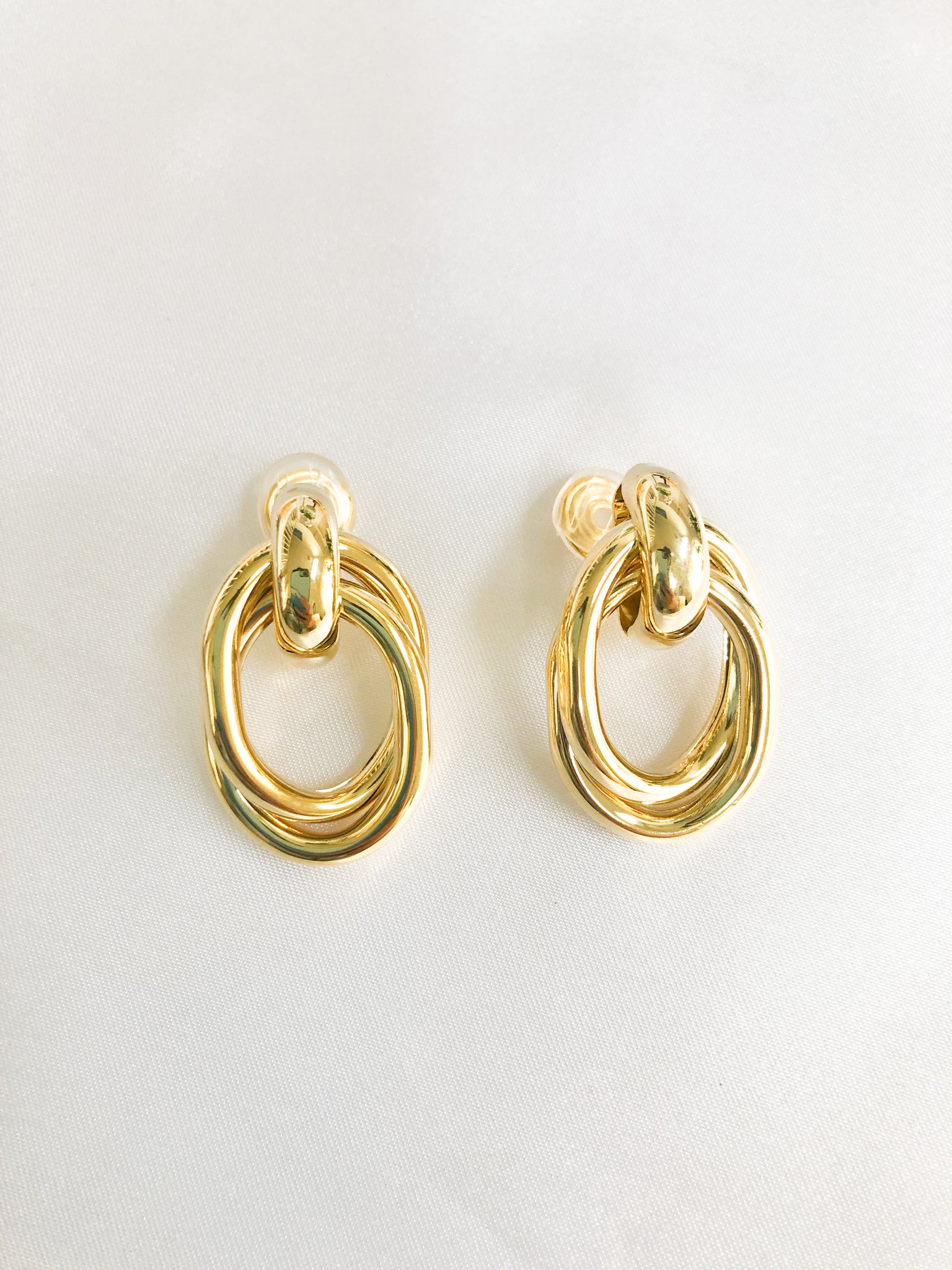 Elevate your look with our stunning gold large circle twisted clip-on hoop earrings. The earrings feature a unique and eye-catching twisted circle design, measuring approximately 3.6 x 2.2 cm. The earrings are clip-on, making them perfect for those without pierced ears.  The gold large circle twisted clip-on hoop earrings are versatile and can be paired with a variety of outfits, whether it be for a formal event or a casual day out. 