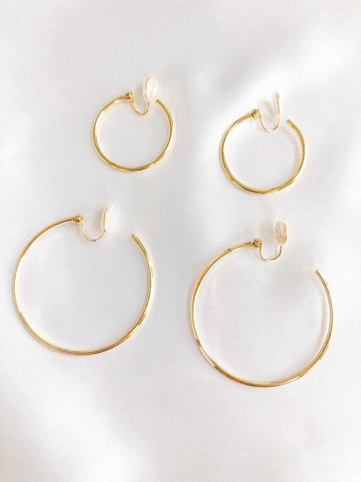 Elevate your jewelry collection with our stunning small and large clip-on hoop earrings bundle. This bundle includes two pairs of beautiful hoop earrings, one small and one large, both designed to be easily clipped on for a hassle-free accessory choice. The small hoops measure approximately 3.2cm in diameter, while the large hoops measure approximately 5 cm in diameter, providing you with options for both understated and bold looks. 