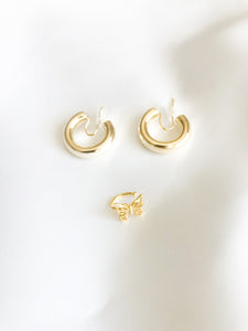 Upgrade your jewelry collection with our gold clip-on hoop earrings and butterfly ear cuff bundle. The earrings feature a classic gold-tone finish with a clip-on style for comfortable and secure wear, even for those without pierced ears. The hoops measure approximately 2cm in diameter, making them perfect for both casual and formal occasions. The butterfly ear cuff is a unique and trendy accessory that adds a touch of whimsy to any outfit. 